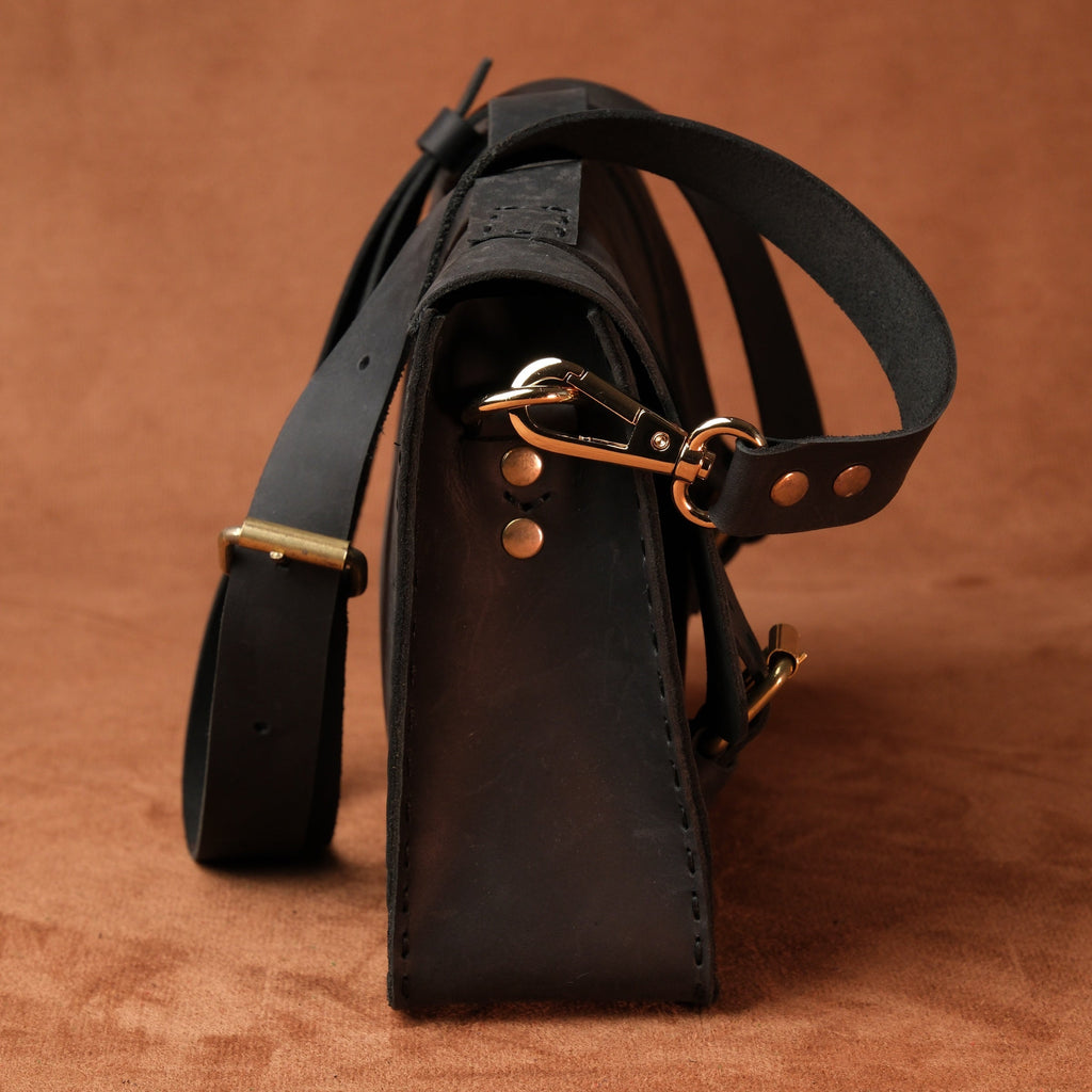 El Yapımı %100 Hakiki Dana Derisi Omuz Çantası 24cmx17cmx9cm SPF-C-018